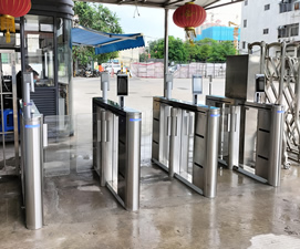  深圳工廠大門(mén)口室外擺閘機(jī)案例