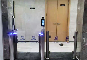 人臉識別系統(tǒng)速通門多少錢一臺?